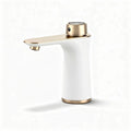 Witte elektronische kraan met gouden details voor lavabo 15 x 10 x 25 cm